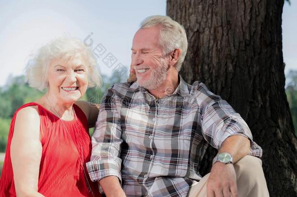 积极的<strong>老年</strong>的女人微笑的和她<strong>老年</strong>的husb和笑的