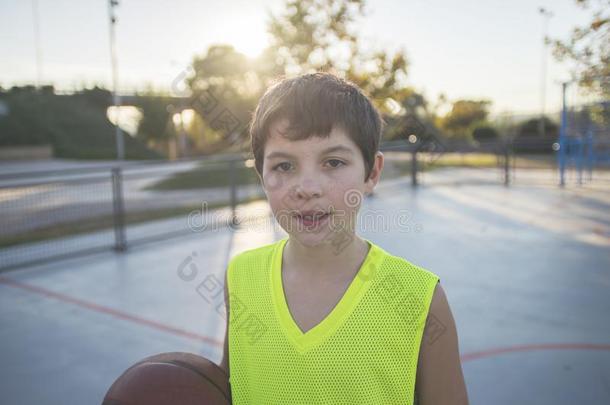 肖像关于一年幼的青少年we一ring一黄色的b一sketb一ll无袖的