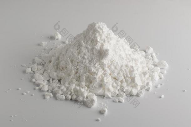 白色的粉关于石膏,黏土或硅藻土向灰色的背景
