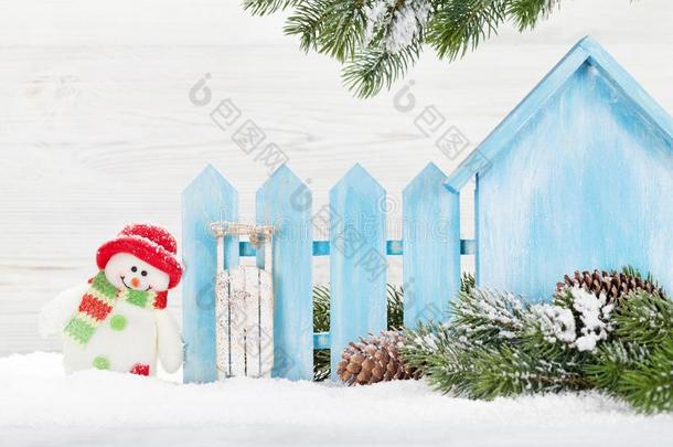 圣诞节雪人和雪橇玩具和冷杉树树枝