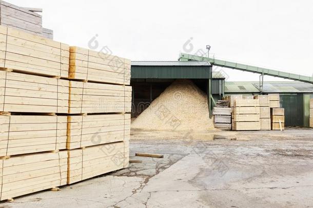木材炸马铃薯<strong>条</strong>和堆积木制的木板为<strong>生物</strong>的数量燃料在锯木厂