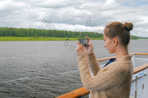 女人迷人的照片关于风景和智能手机向甲板关于cruiser巡洋舰