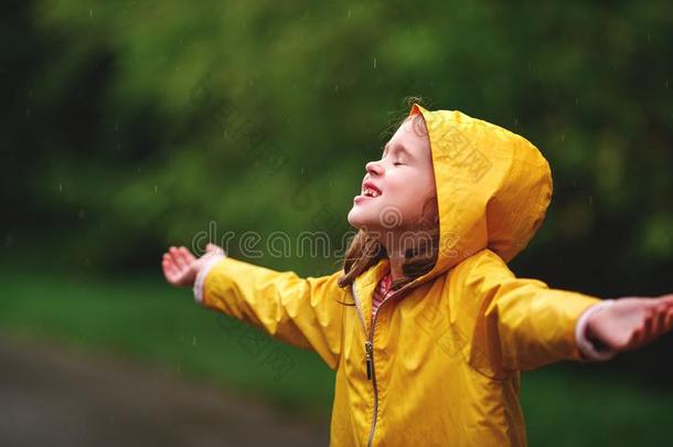 幸福的小孩女孩享有秋雨