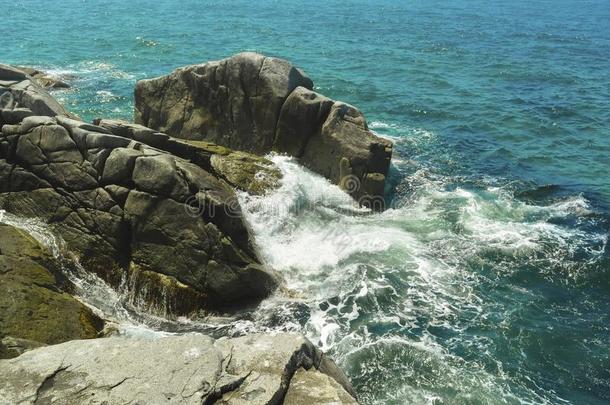 海,大大地石头,波和白色的起泡沫
