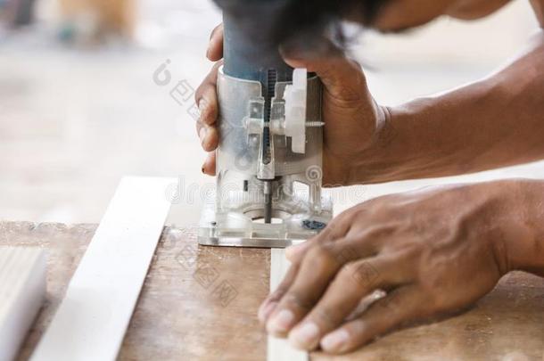 工人手锋利的指已提到的人边关于木材板使用回<strong>纹饰</strong>锯子