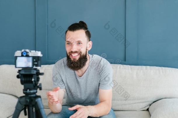 社会的媒体影响者微笑的男人拍摄磁带录像