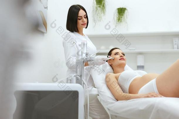 美好治疗.怀孕的女人获得治疗向面部的皮
