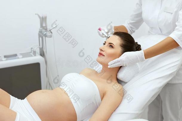 面容皮<strong>低温</strong>电子学治疗.怀孕的女人在美容学治疗