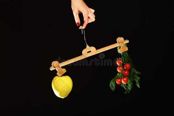苹果和番茄和小茴香和不平等的重量