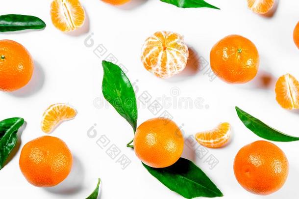 成熟的<strong>桔子柑橘</strong>普通话和树叶关-在上面向指已提到的人<strong>白</strong>色的