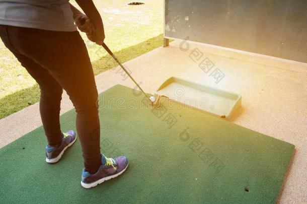 木头支架关于女人向练习高尔夫球向绿色的课程.