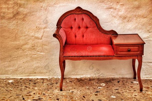 小的和古老的酿酒的红色的矮沙发采用圆石大街