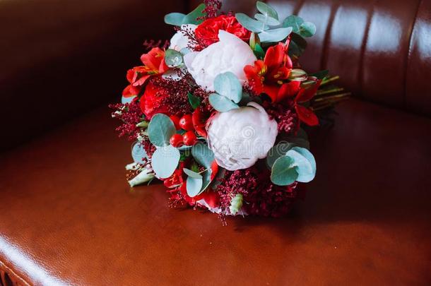 婚礼花束和红色的和白色的花st和ing向一红色的ch一