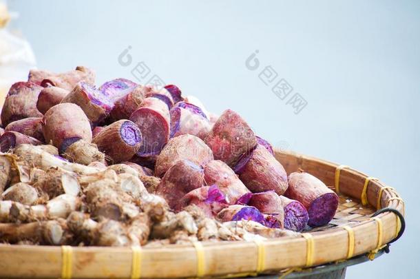 紫色的甜的马铃薯番薯属植物巴塔塔斯蒸汽向一罐.