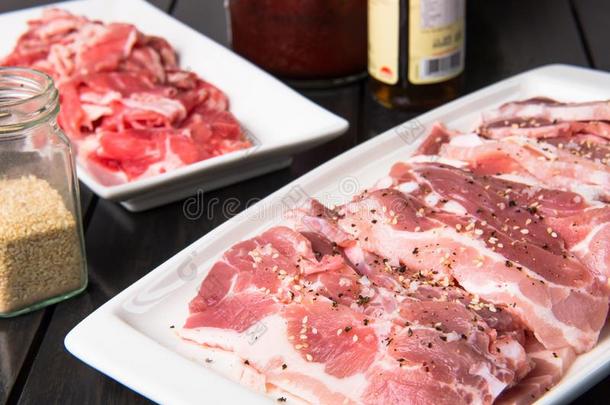 薄薄地刨切的朝鲜人猪肉<strong>肚子</strong>和盐和胡椒