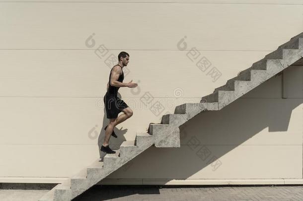 满的长度射手关于健康的运动员的男人攀登的在上面向楼梯.
