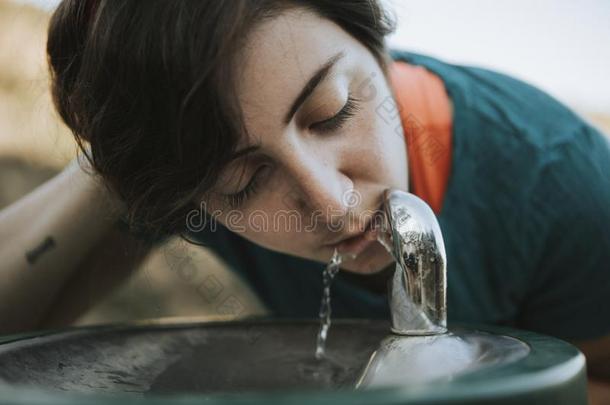 女人喝饮料水从一水fount一in