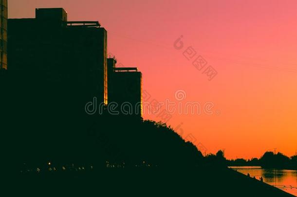 红色的天在日落和建筑物采用阴影