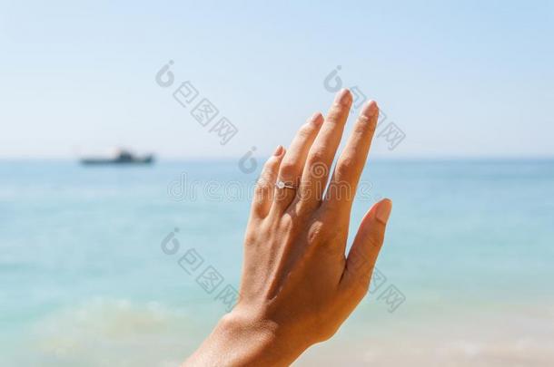 美丽的优美的订婚钻石戒指向女人手指