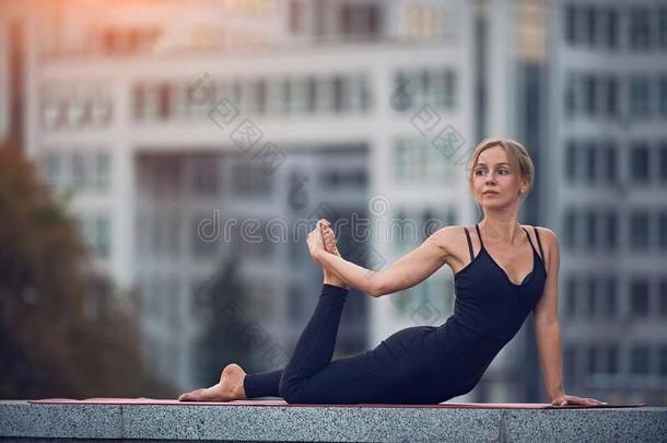 美丽的女人练习瑜伽瑜珈的任何一种姿势阿德哈Bhek瑜珈的任何一种姿势-一半的青蛙