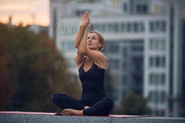美丽的年幼的女人练习瑜伽<strong>瑜珈</strong>的任何一种姿势Garud<strong>瑜珈</strong>的任何一种姿势-鹰便壶