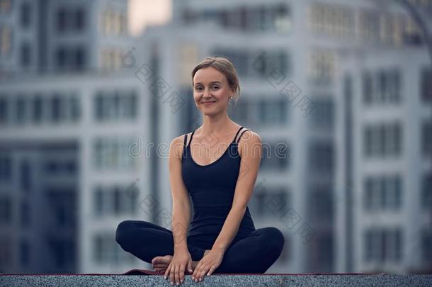 美丽的年幼的女人练习瑜伽瑜珈的任何一种姿势Sukh瑜珈的任何一种姿势-指已提到的人容易的