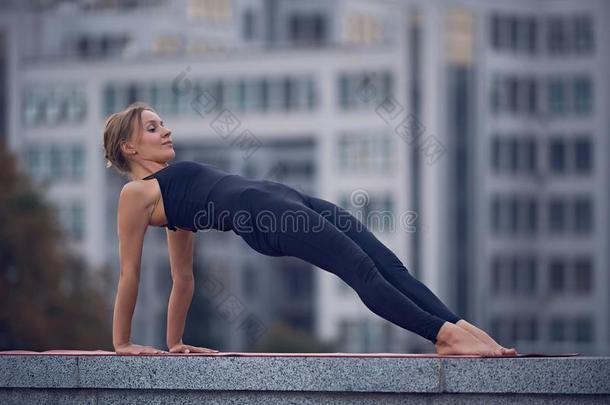 美丽的年幼的女人练习瑜伽瑜珈的任何一种姿势Purvottan瑜珈的任何一种姿势向上的