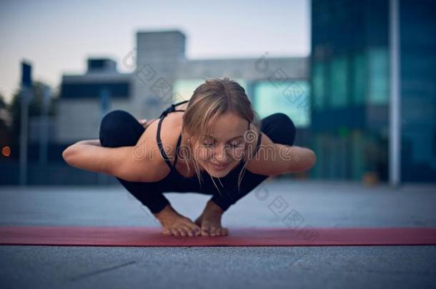 美丽的年幼的女人练习瑜伽<strong>瑜珈</strong>的任何一种姿势Mal<strong>瑜珈</strong>的任何一种姿势-花环便壶