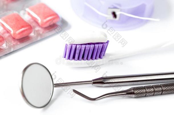 牙齿的关心牙刷和牙科医生工具向白色的背景