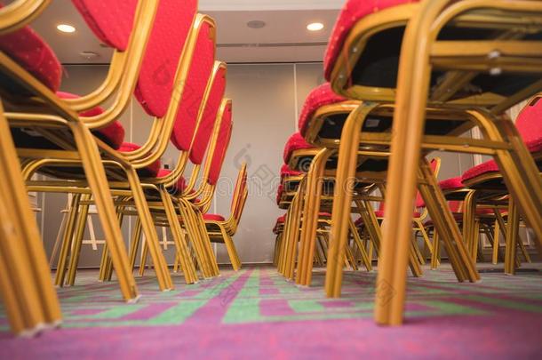 行关于<strong>红色</strong>的s关于t椅子采用一<strong>会议</strong>房间和一c一rpet
