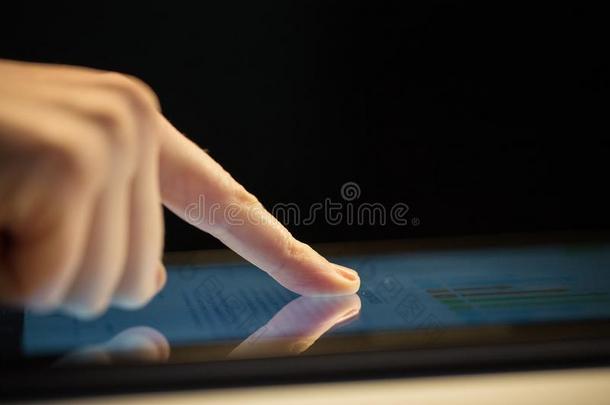 关在上面关于手使用计算机触摸屏幕