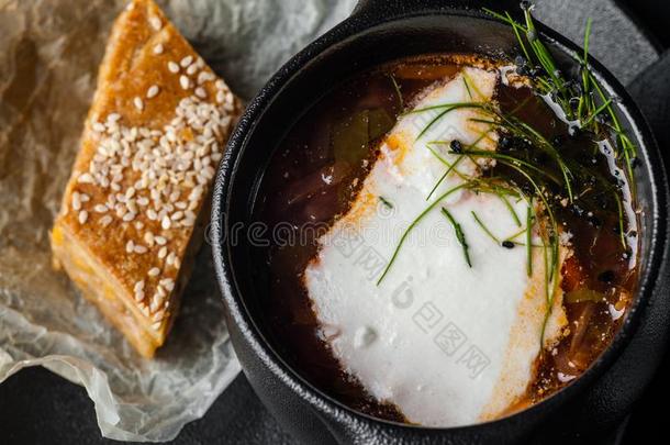 红色的罗宋汤.饭店服务罗宋汤.食物照片向黑的后面