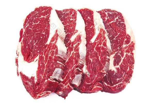 新鲜的生的牛肉牛排向白色的背景.烤牛肉.