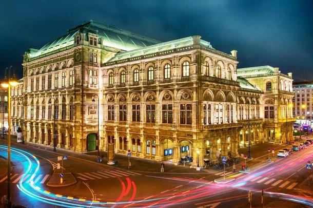 维也纳国家歌剧在夜,维也纳,奥地利.