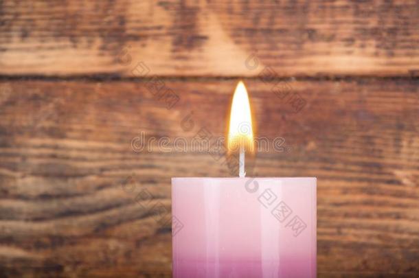 紫色的蜡烛和<strong>点火</strong>燃烧的向老的制动<strong>火箭</strong>木制的背景