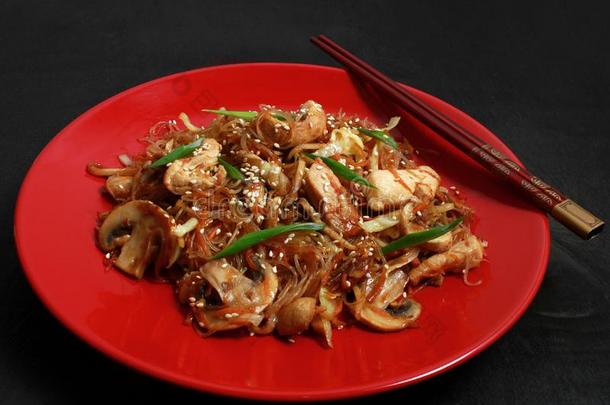 中国人玻璃面条,纤弱的鸡<strong>肉片</strong>,<strong>蔬菜</strong>,咀嚼。
