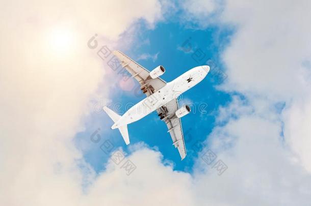 商业的飞机飞行的在上面云采用div采用e太阳光.