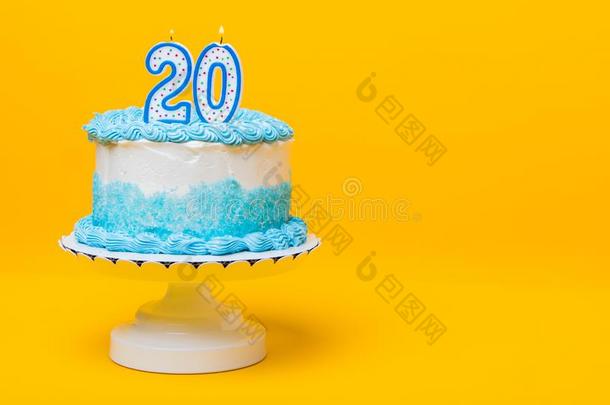 白色的蛋糕和蓝色装饰和20c和le向顶