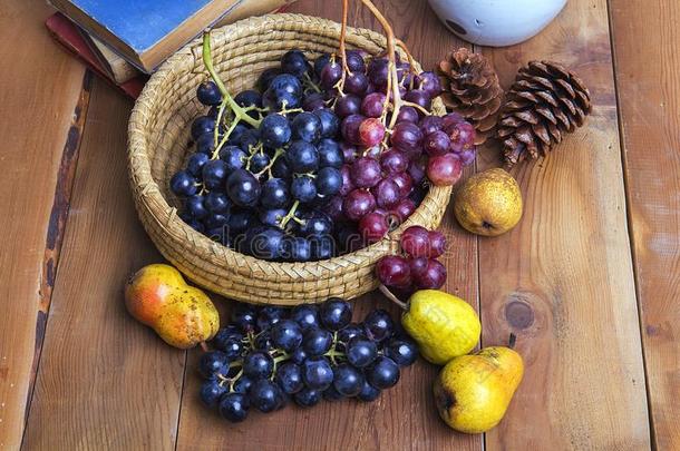 秋仍生活,书,梨和葡萄向指已提到的人表.