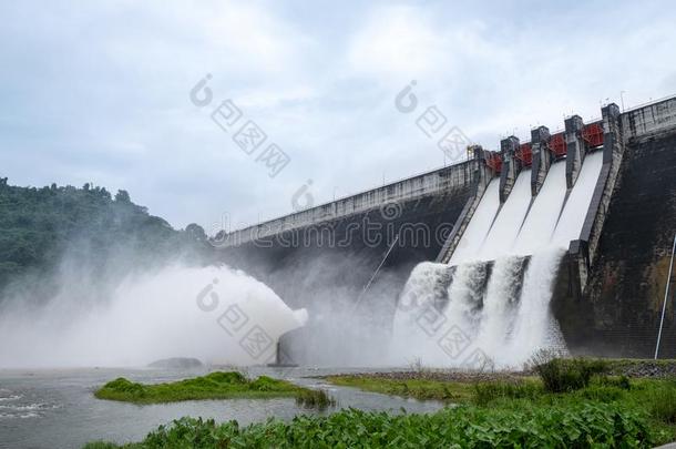 大的具体的水坝排水非常水使一大的洪水