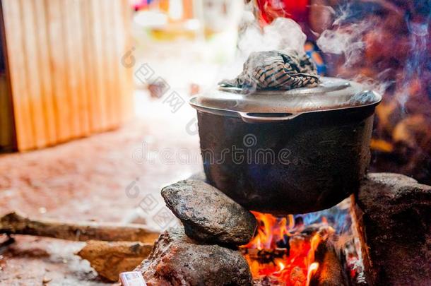 吸烟铁器罐在上面火采用传统的非洲的厨房采用Cana加拿大