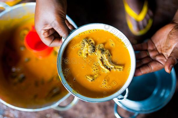 手关于<strong>喀麦隆</strong>人女人佃户租种的土地罐关于传统的芋和