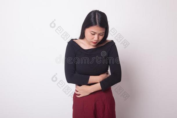 年幼的亚洲人女人得到<strong>胃痛</strong>.