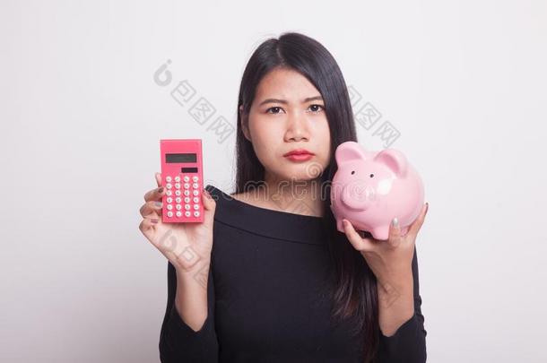 不幸的亚洲人女人和<strong>计算器</strong>和<strong>小</strong>猪银行.