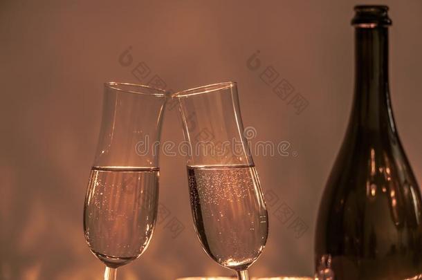 浪漫的舒适的傍晚和眼镜关于香槟酒喝彩.