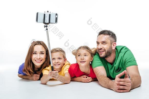 幸福的家庭说谎和迷人的自拍照同时