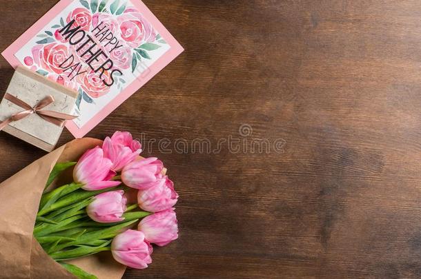 顶看法关于美丽的粉红色的郁金香花束采用wrapp采用g纸哈普