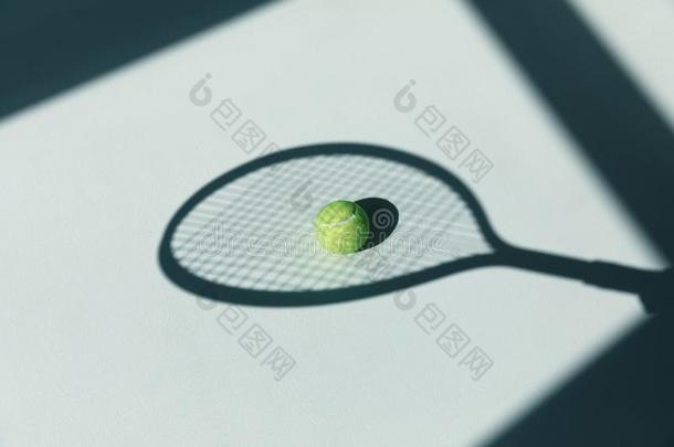 网球球拍和球向指已提到的人地面在房间