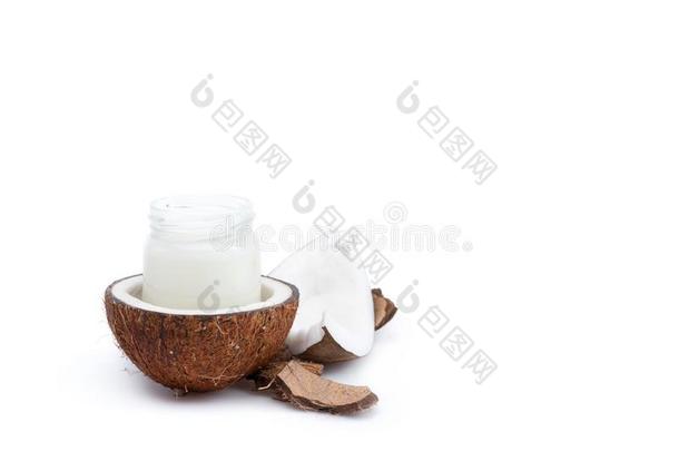 成熟的椰子和有机的椰子油采用玻璃罐子