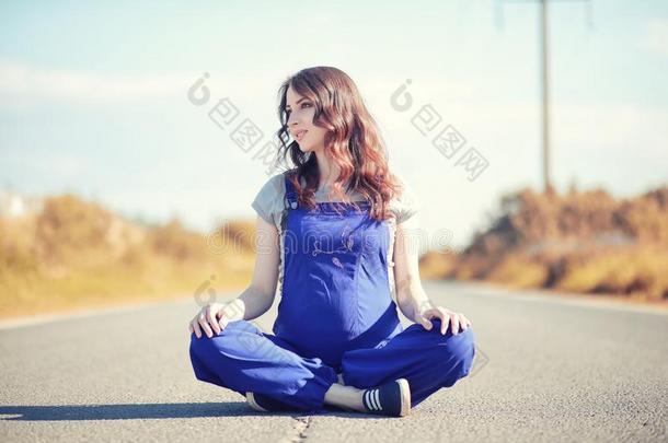 怀孕的女人向指已提到的人路瑜伽